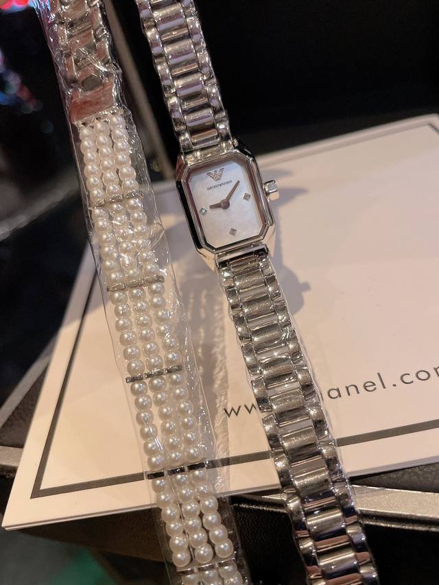 金白 最最最新款的阿玛尼套装女款ar11323 方形小表盘手表+三层细珍珠手链 阿玛尼人鱼公主 淡水珍珠手链搭配珍珠贝母手表 上手也太漂亮了 这是什么神仙设计啊